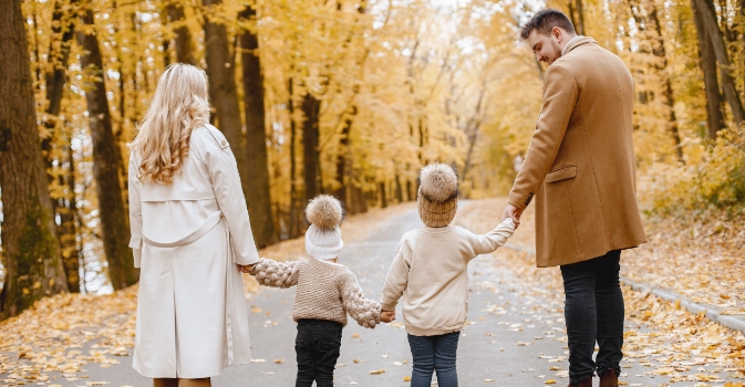 Photo d'une petite famille prenant une marche